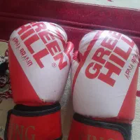 یک جفت دستکش نو همراه یک جفت بانده بوکس