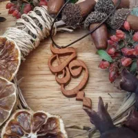 طراحی و ساخت زیورالات چوبی با اسم و طرح دلخواه
