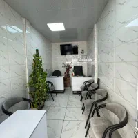 تعدادی میز و صندلی