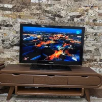 تلوزیون سامسونگ ۳۸ سالم با میز چوب در حد نو