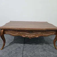 میز جلو مبلی کشودار و سه عدد گل میز شیک و تمیز