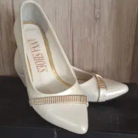 کفش نو سفید عروس