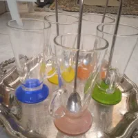 لیوان. شربت خوری با قاشق استیل