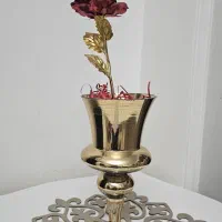 گل رز تزیینی با گلدان طلایی