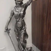مجسمه زن نماد عدالت (Lady Justice)