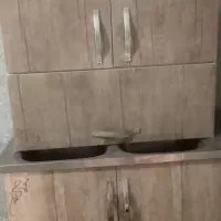 اب چکان نظم دهنده و یک کابینت با سینک