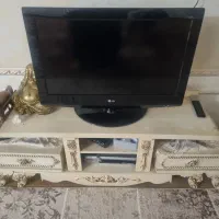 یک عدد تلویزیون با میز تلویزیون