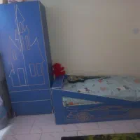 تخت کمد و نوجوان