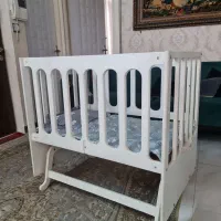 تخت گهواره‌ای کنار مادر