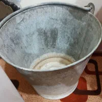 چهارپایه آهنی. سطل قدیمی آهنی