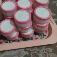 کرم اماراتی و زعفرانی صورت و رنگ روشن بدن