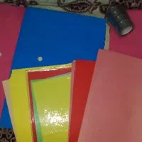 کاغذ رنگی و ظرف غذا و شانه و کیف و خودکار