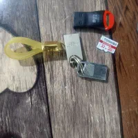 دو عدد فلش ۳۲ گیگ و ۶۴ گیگ و یک رم ۳۲ گیگ