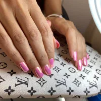 ارائه انواع خدمات ناخن وکاشت