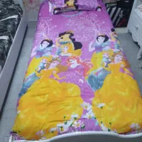 رو تختی دخترانه یک نفره رو متکا رو پتو داره