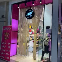 فروشنده شال و روسری و لباس زیر در مگامال