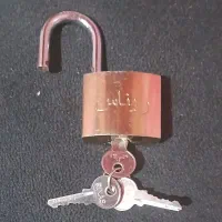یک عدد قفل و 3 عدد کلید