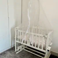 گهواره و تخت کنار مادر