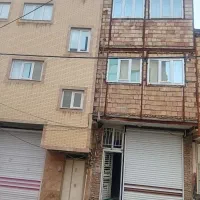 حیاط-سه-طبقه-تازه-ساخت-نزدیک-خیابان-42-متری