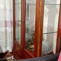 یک عدد ویترین ویک عدد کنسول همراه با ایینه در حد