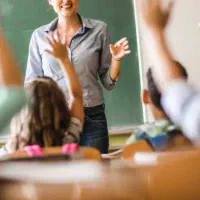 معلم خانم برای کلاس خصوصی زبان انگلیسی