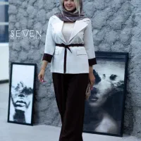 فروشنده خانم در مانتو فروشی