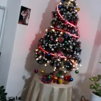 درخت کریسمس با میز وساتن