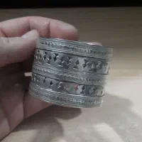 دستبند قدیمی برای گلویی دوتار