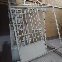 وقت بخیر تعددای درب و پنچره و درب چوبی
