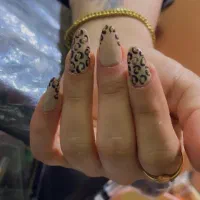 خدمات حرفه‌ای ناخن و آموزش بافتمو