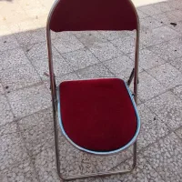 صندلی مخملی قرمز