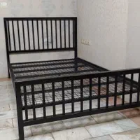 تخت با فریم فلزی و ترکیب چوب و چرم