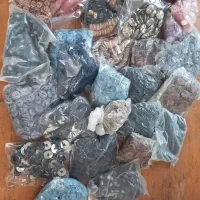 مقداری دکمه و لوازم مربوطه