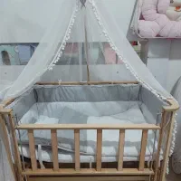 تخت کنار مادر