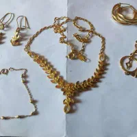 یک نیم ست و دو جفت گوشواره و دستبند ظریف