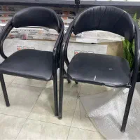 صندلی انتظار و میز کامپیوتر