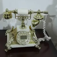 تلفن و میز تلفن