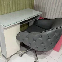 میز‌ناخن و صندلی چستر