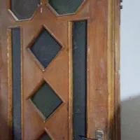 درب چوبی شیشه های هفت رنگ