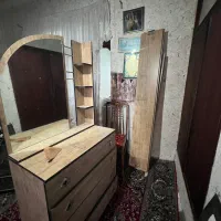 تخت دو نفره به همراه اینه ارایش و پاتختی