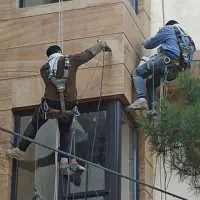 کار در ارتفاع،پیچ و رول پلاک سنگ نما.کاردرارتفاع