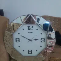 یک دستگاه ساعت دیواری نوی نو