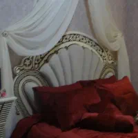 تاج بالای تخت به همراه پرده حریر بالای تخت