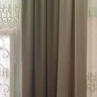 دکور پرده مخمل کرم قهوه‌ای