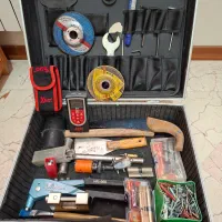 جعبه ابزار همراه با تعدادی ابزارآلات