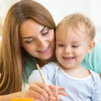 پرستار کودک ۲ساله