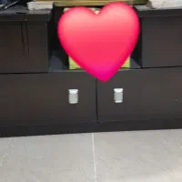 میز و آیینه تمیز و در حد نو