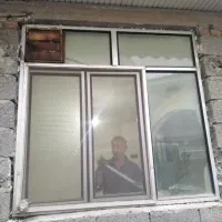 پنجره آلومینیومی بزرگ قدیمی