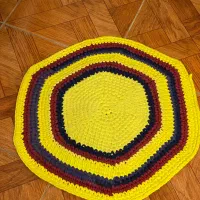 یک پادری گردِ تریکویی و چهار ظرف تریکو با کف چوبی