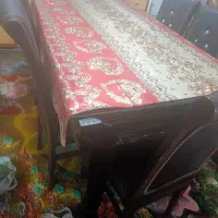 یک عدد میز نهارخوری با شیشه روش شش تا صندلی